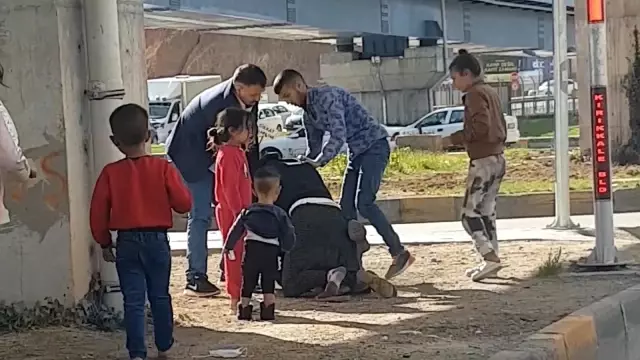 Kırmızı ışıkta tekme tokat birbirlerine girdiler...Küçük çocukların dehşetle izlediği kavga kamerada Kırmızı ışıkta tekme tokat birbirlerine girdiler...Küçük çocukların dehşetle izlediği kavga kamerada