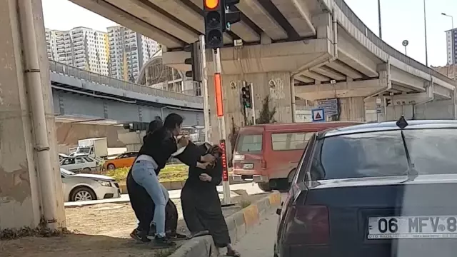 Kırmızı ışıkta tekme tokat birbirlerine girdiler...Küçük çocukların dehşetle izlediği kavga kamerada Kırmızı ışıkta tekme tokat birbirlerine girdiler...Küçük çocukların dehşetle izlediği kavga kamerada