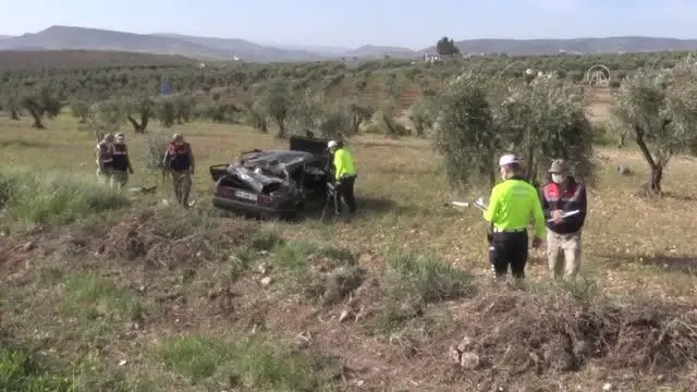 Otomobil şarampole yuvarlandı: 2 yaralı Otomobil şarampole yuvarlandı: 2 yaralı