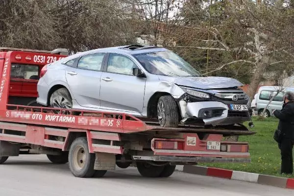 OTOMOBİLİN DEVİRDİĞİ DİREĞE, KARŞI YÖNDEKİ OTOBÜS İLE OTOMOBİL ÇARPTI OTOMOBİLİN DEVİRDİĞİ DİREĞE, KARŞI YÖNDEKİ OTOBÜS İLE OTOMOBİL ÇARPTI