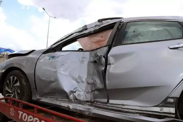 OTOMOBİLİN DEVİRDİĞİ DİREĞE, KARŞI YÖNDEKİ OTOBÜS İLE OTOMOBİL ÇARPTI OTOMOBİLİN DEVİRDİĞİ DİREĞE, KARŞI YÖNDEKİ OTOBÜS İLE OTOMOBİL ÇARPTI