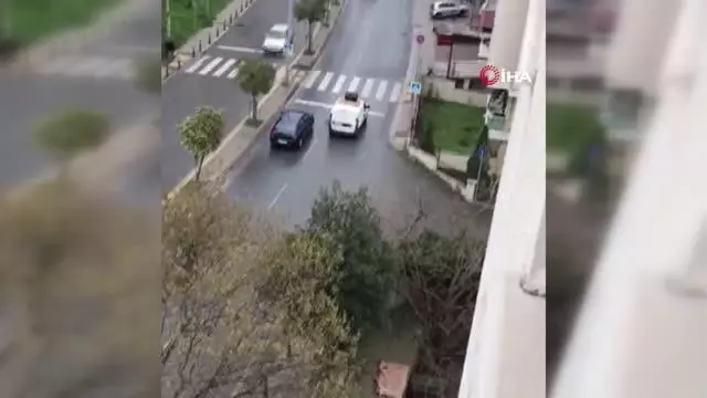 Pendik'te kaybolan papağanını anons ederek sokak sokak aradı