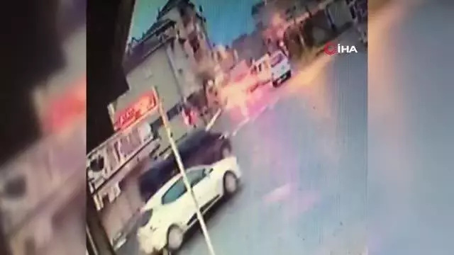 Pide kuyruğunda bekleyenler son anda kurtuldu... Avcılar'da araç içerisinden sıkılan kurşun fırına isabet etti Pide kuyruğunda bekleyenler son anda kurtuldu... Avcılar'da araç içerisinden sıkılan kurşun fırına isabet etti