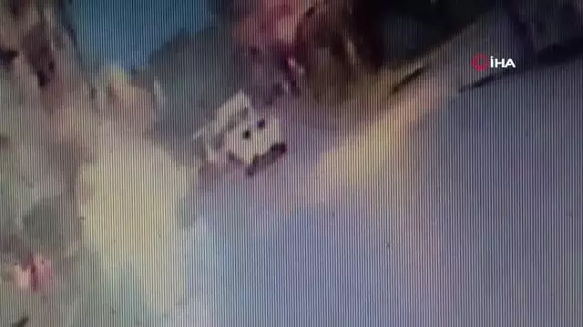 Pide kuyruğunda bekleyenler son anda kurtuldu... Avcılar'da araç içerisinden sıkılan kurşun fırına isabet etti Pide kuyruğunda bekleyenler son anda kurtuldu... Avcılar'da araç içerisinden sıkılan kurşun fırına isabet etti