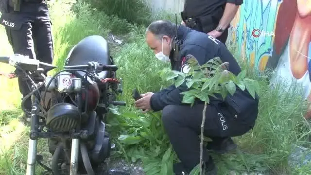 Polisin 'dur' ihtarına uymayan motosiklet sürücüsü motosikletini bırakıp kaçtı Polisin 'dur' ihtarına uymayan motosiklet sürücüsü motosikletini bırakıp kaçtı