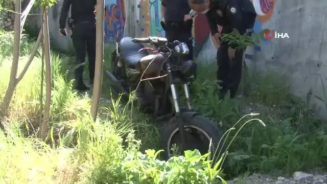 Polisin 'dur' ihtarına uymayan motosiklet sürücüsü motosikletini bırakıp kaçtı Polisin 'dur' ihtarına uymayan motosiklet sürücüsü motosikletini bırakıp kaçtı