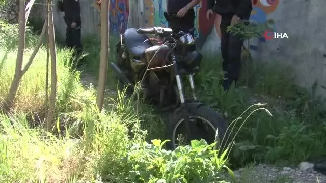 Polisin 'dur' ihtarına uymayan motosiklet sürücüsü motosikletini bırakıp kaçtı Polisin 'dur' ihtarına uymayan motosiklet sürücüsü motosikletini bırakıp kaçtı