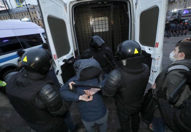 rusya da navalny protestolarinda gozalti sayi 6 14082173 o