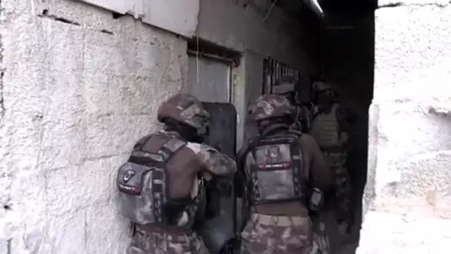 Şanlıurfa'da eş zamanlı uyuşturucu operasyonlarına 43 gözaltı Şanlıurfa'da eş zamanlı uyuşturucu operasyonlarına 43 gözaltı