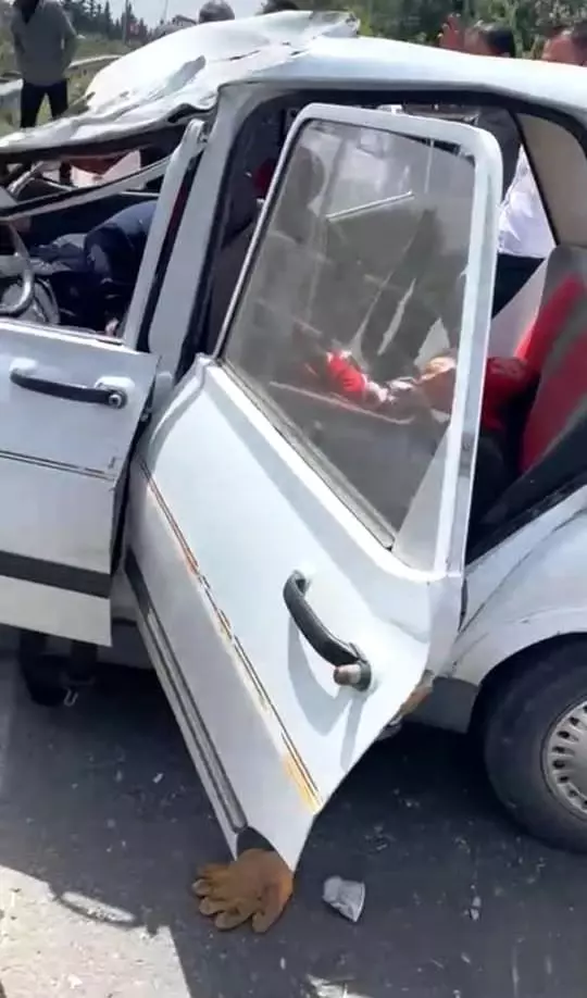Şanlıurfa'da otomobil bariyerlere çarptı: 1 ölü, 2 yaralı Şanlıurfa'da otomobil bariyerlere çarptı: 1 ölü, 2 yaralı
