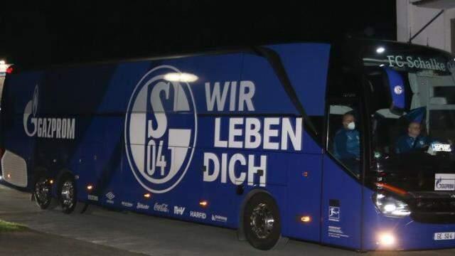 Schalke küme düşünce taraftarlar tesisi bastı, futbolcular öfkeli grubu sakinleştiremeyince çareyi kaçmakta buldu Schalke küme düşünce taraftarlar tesisi bastı, futbolcular öfkeli grubu sakinleştiremeyince çareyi kaçmakta buldu