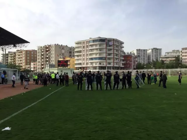 Seyircisiz maçta olay çıktı: Futbolcular birbirine girdi Seyircisiz maçta olay çıktı: Futbolcular birbirine girdi