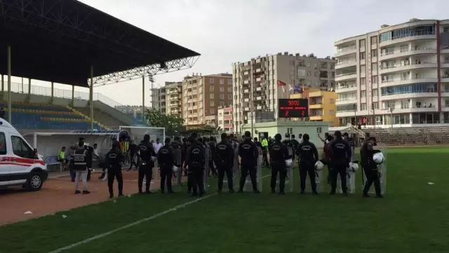 Seyircisiz maçta olay çıktı: Futbolcular birbirine girdi Seyircisiz maçta olay çıktı: Futbolcular birbirine girdi
