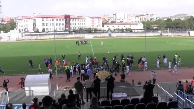 Seyircisiz maçta olay çıktı: Futbolcular birbirine girdi Seyircisiz maçta olay çıktı: Futbolcular birbirine girdi