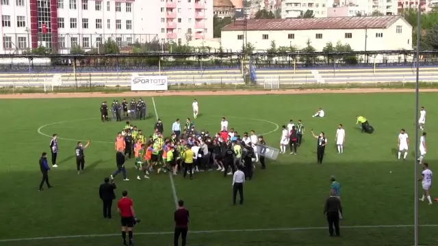 Seyircisiz maçta olay çıktı: Futbolcular birbirine girdi Seyircisiz maçta olay çıktı: Futbolcular birbirine girdi