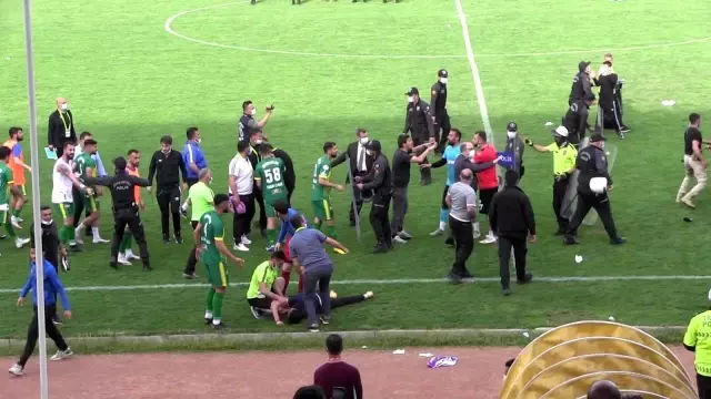 Seyircisiz maçta olay çıktı: Futbolcular birbirine girdi Seyircisiz maçta olay çıktı: Futbolcular birbirine girdi