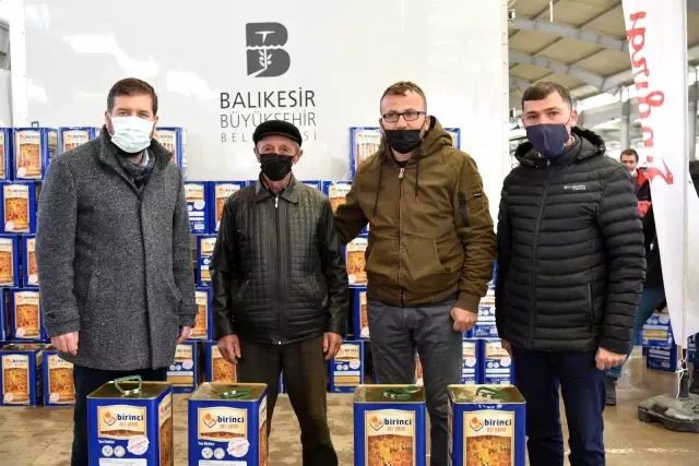 Sındırgılı arıcılara Büyükşehir'den yem desteği Sındırgılı arıcılara Büyükşehir'den yem desteği