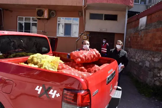 Sinop'ta ihtiyaç sahiplerine patates-soğan dağıtılıyor Sinop'ta ihtiyaç sahiplerine patates-soğan dağıtılıyor