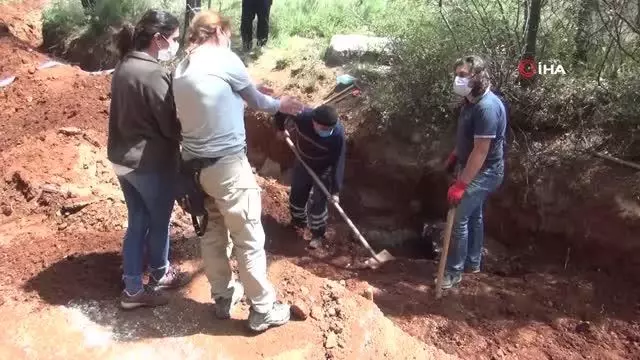 Su kanalı kazısında 'antik mezar' bulundu Su kanalı kazısında 'antik mezar' bulundu