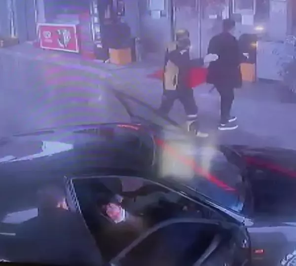 Sultanbeyli'de benzin istasyonunda sürpriz doğum Sultanbeyli'de benzin istasyonunda sürpriz doğum