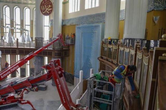 Taksim'de yapımı devam eden caminin 12 metre çapındaki dev avizesi takıldı Taksim'de yapımı devam eden caminin 12 metre çapındaki dev avizesi takıldı