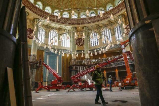 Taksim'de yapımı devam eden caminin 12 metre çapındaki dev avizesi takıldı Taksim'de yapımı devam eden caminin 12 metre çapındaki dev avizesi takıldı