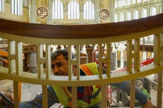 Taksim'de yapımı devam eden caminin 12 metre çapındaki dev avizesi takıldı Taksim'de yapımı devam eden caminin 12 metre çapındaki dev avizesi takıldı