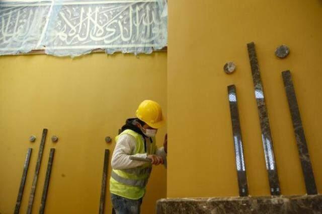 Taksim'de yapımı devam eden caminin 12 metre çapındaki dev avizesi takıldı Taksim'de yapımı devam eden caminin 12 metre çapındaki dev avizesi takıldı
