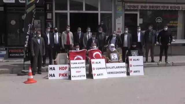 Teröristlere tepki gösteren anne, 'Neden Selahattin Demirtaş'ın çocuklarını götürmüyorlar' diye sordu Teröristlere tepki gösteren anne, 'Neden Selahattin Demirtaş'ın çocuklarını götürmüyorlar' diye sordu
