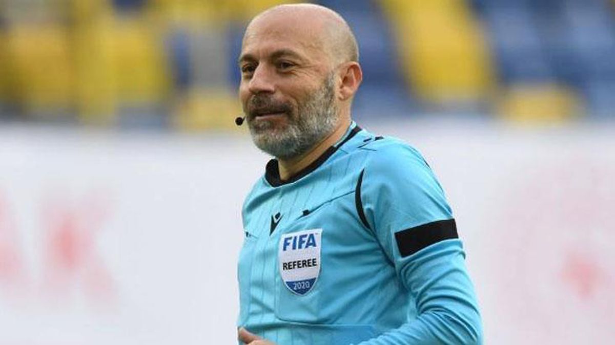 TFF'nin Cüneyt Çakır'ı tebrik etmek için kullandığı fotoğraf alay konusu oldu: Pritt'le mi yapıştırdınız!