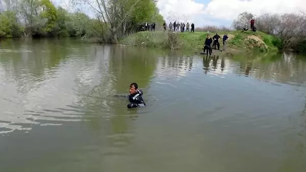 TUNCA NEHRİ'NDE, KAYIP KİŞİ İÇİN 'KURBAĞA ADAMLAR' İLE ARAMA TUNCA NEHRİ'NDE, KAYIP KİŞİ İÇİN 'KURBAĞA ADAMLAR' İLE ARAMA