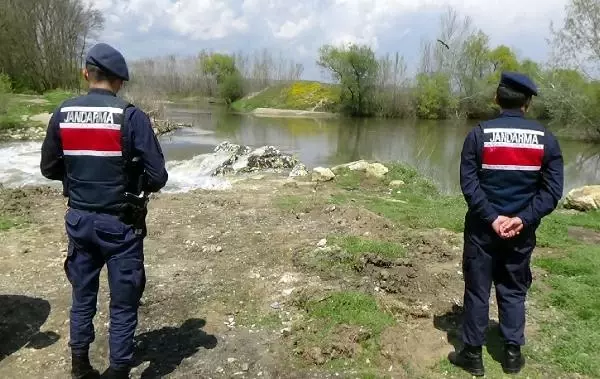 TUNCA NEHRİ'NDE, KAYIP KİŞİ İÇİN 'KURBAĞA ADAMLAR' İLE ARAMA TUNCA NEHRİ'NDE, KAYIP KİŞİ İÇİN 'KURBAĞA ADAMLAR' İLE ARAMA
