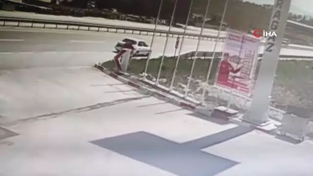 Tüp tankı patlayan araçtan atladılar, o anlar kameraya böyle yansıdı Tüp tankı patlayan araçtan atladılar, o anlar kameraya böyle yansıdı