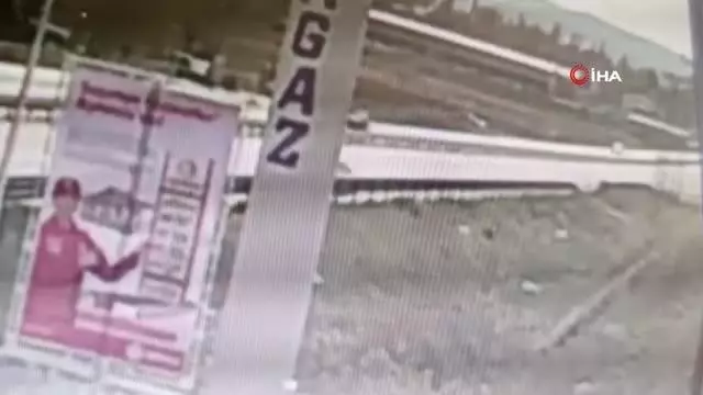 Tüp tankı patlayan araçtan atladılar, o anlar kameraya böyle yansıdı Tüp tankı patlayan araçtan atladılar, o anlar kameraya böyle yansıdı