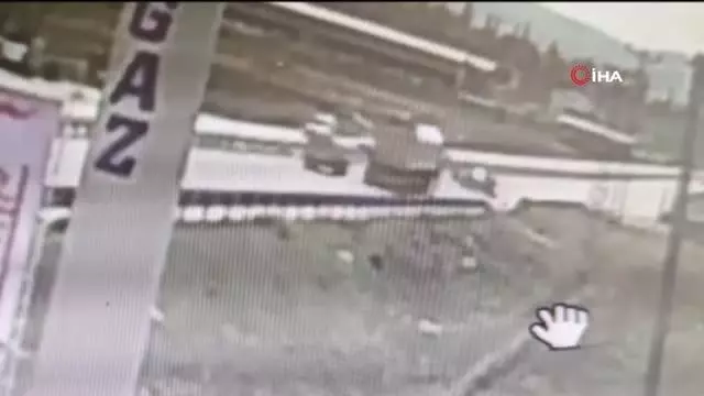 Tüp tankı patlayan araçtan atladılar, o anlar kameraya böyle yansıdı Tüp tankı patlayan araçtan atladılar, o anlar kameraya böyle yansıdı