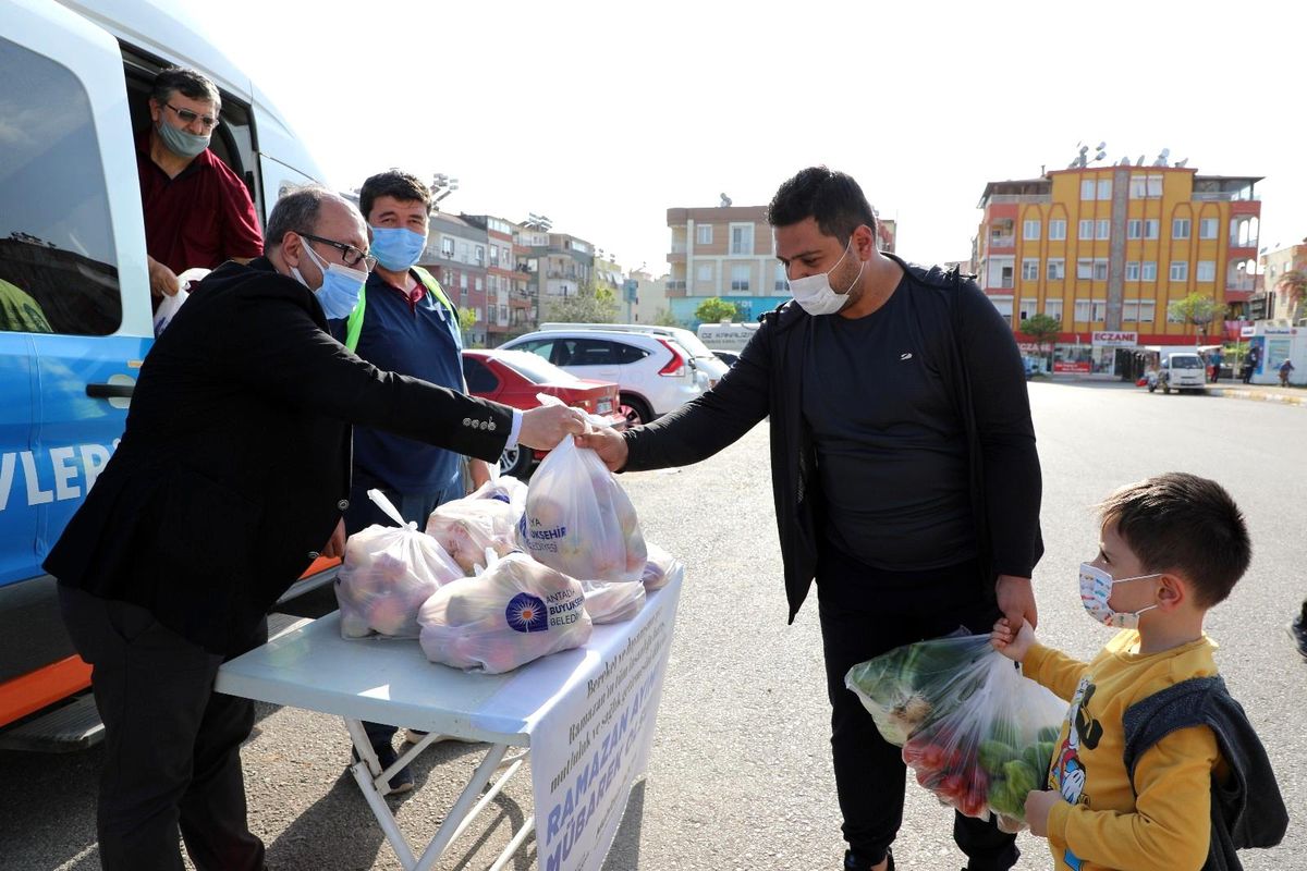 Antalya'da üreticinin elinde kalan elmalar vatandaşlara dağıtıldı