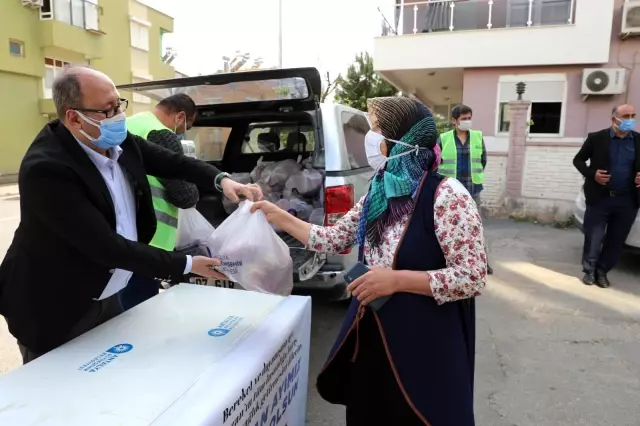 Antalya'da üreticinin elinde kalan elmalar vatandaşlara dağıtıldı Antalya'da üreticinin elinde kalan elmalar vatandaşlara dağıtıldı
