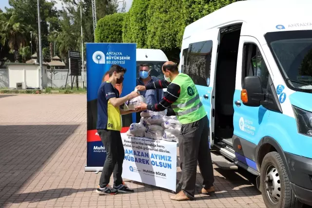 Antalya'da üreticinin elinde kalan elmalar vatandaşlara dağıtıldı Antalya'da üreticinin elinde kalan elmalar vatandaşlara dağıtıldı