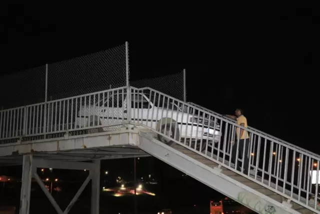 Yaya köprüsünden geçmeye çalışan sürücü sıkışıp kaldı Yaya köprüsünden geçmeye çalışan sürücü sıkışıp kaldı