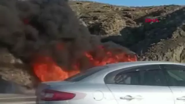 YOZGAT'TA FABRİKA İŞÇİLERİNİ TAŞIYAN MİDİBÜSTE YANGIN ÇIKTI YOZGAT'TA FABRİKA İŞÇİLERİNİ TAŞIYAN MİDİBÜSTE YANGIN ÇIKTI