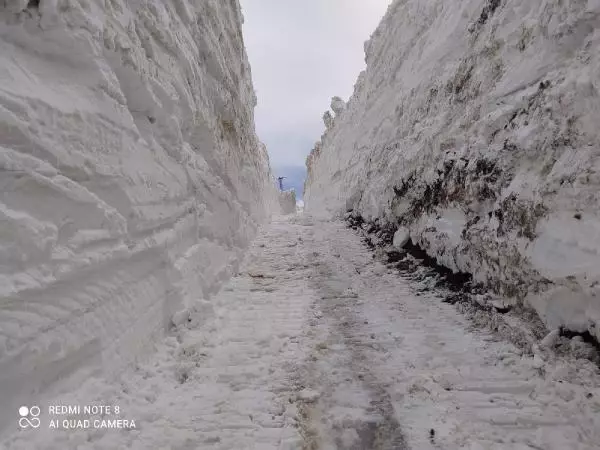 YÜKSEKOVA'DA YAYLA YOLUNDA 8 METRE KARLA MÜCADELE