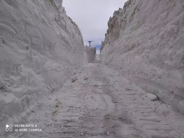 YÜKSEKOVA'DA YAYLA YOLUNDA 8 METRE KARLA MÜCADELE