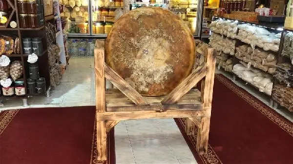 1400 litre sütten ürettiği 56 kiloluk Gravyer peynirini satışa çıkardı 1400 litre sütten ürettiği 56 kiloluk Gravyer peynirini satışa çıkardı