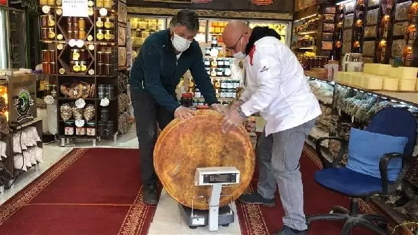 1400 litre sütten ürettiği 56 kiloluk Gravyer peynirini satışa çıkardı 1400 litre sütten ürettiği 56 kiloluk Gravyer peynirini satışa çıkardı