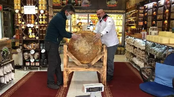 1400 litre sütten ürettiği 56 kiloluk Gravyer peynirini satışa çıkardı 1400 litre sütten ürettiği 56 kiloluk Gravyer peynirini satışa çıkardı