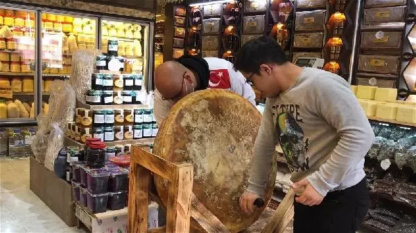 1400 litre sütten ürettiği 56 kiloluk Gravyer peynirini satışa çıkardı 1400 litre sütten ürettiği 56 kiloluk Gravyer peynirini satışa çıkardı