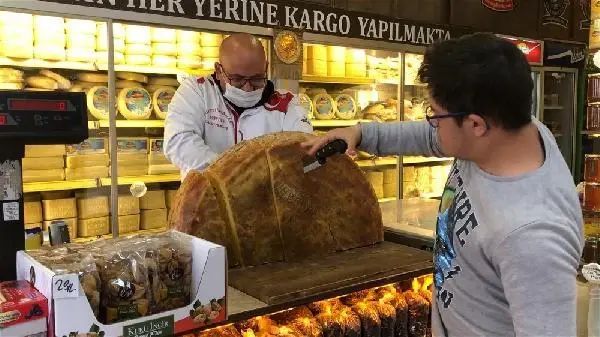 1400 litre sütten ürettiği 56 kiloluk Gravyer peynirini satışa çıkardı 1400 litre sütten ürettiği 56 kiloluk Gravyer peynirini satışa çıkardı