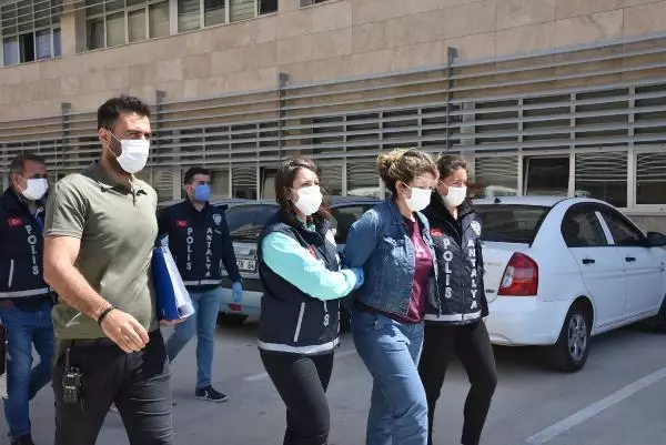 Antalya'da takip ettikleri kişilerin araçlarından para çaldıkları iddiasıyla yakalanan 3 şüpheli tutuklandı Antalya'da takip ettikleri kişilerin araçlarından para çaldıkları iddiasıyla yakalanan 3 şüpheli tutuklandı