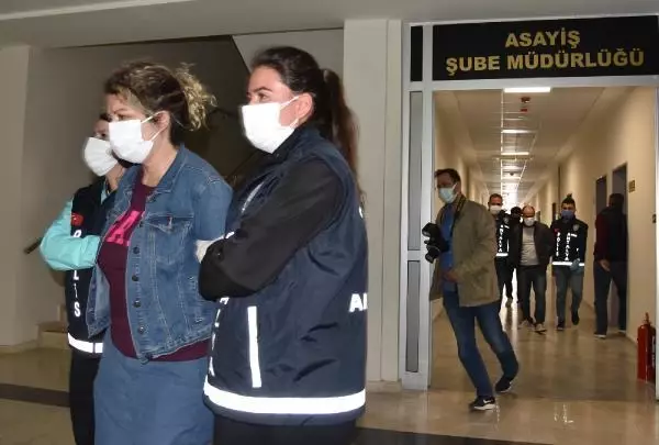 Antalya'da takip ettikleri kişilerin araçlarından para çaldıkları iddiasıyla yakalanan 3 şüpheli tutuklandı Antalya'da takip ettikleri kişilerin araçlarından para çaldıkları iddiasıyla yakalanan 3 şüpheli tutuklandı