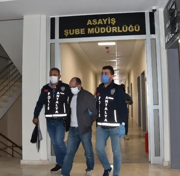 Antalya'da takip ettikleri kişilerin araçlarından para çaldıkları iddiasıyla yakalanan 3 şüpheli tutuklandı Antalya'da takip ettikleri kişilerin araçlarından para çaldıkları iddiasıyla yakalanan 3 şüpheli tutuklandı